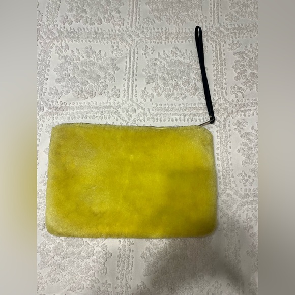 SOLD ! Fluffy yellow faux fur clutch by Zara - Picture 3 of 12